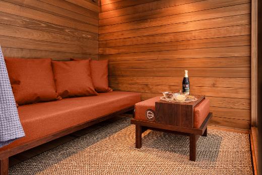 Orange Kirami FinVision® -Sofagarnitur Nordic misty, bestehend aus Sofa, Polsterhocker und Tablett.