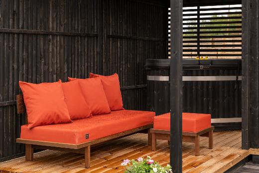 Auf der Terrasse können Sie das Kirami FinVision® -Sofa mit der Rückenlehne platzieren, wo Sie wollen.
