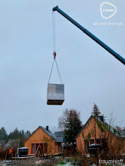 Franken Spa | Fliegende Gartensauna - mit einem Kran können die Module an schwierig zugängliche Stellen gehoben werden, z. B. über Gebäude.. | Kirami