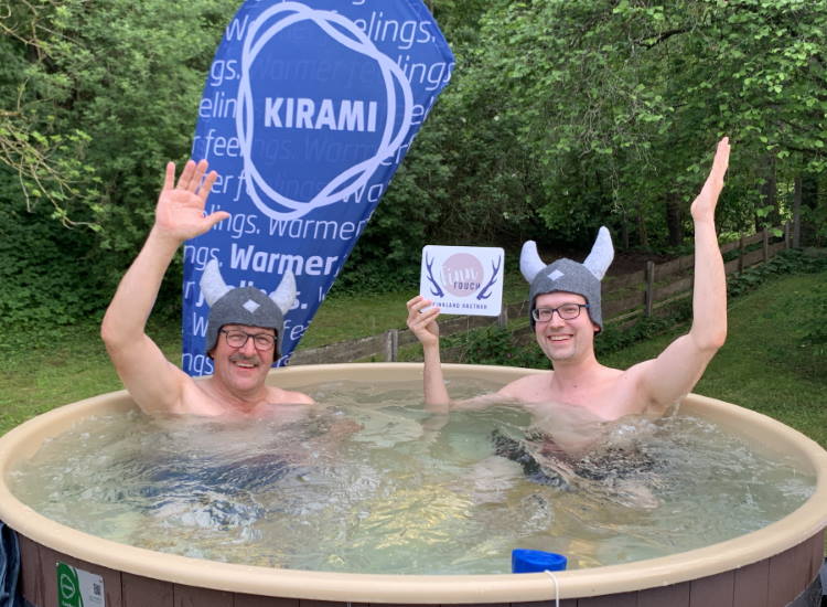 Holzimgarten | Finnlandblogger René Schwarz und Kirami-Händler Günther Heizmann senden live aus einem Badefass | Kirami