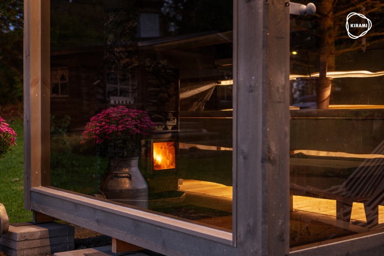 Die große Glasfront der Kirami FinVision-Sauna stellt sicher, dass Sie auch während des Saunierens nach draußen in die Natur oder Ihren Garten blicken können. | Kirami