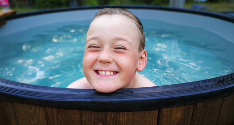8-Jähriger sammelte selbst Geld für ein Badefass | Kirami | Warmer Feelings