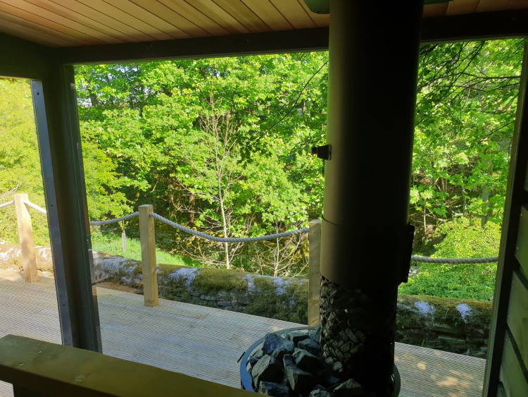 Die Panorama-Glasscheibe der Kirami FinVision-Sauna reinigen Sie mit Glasreinigungswerkzeug und Reinigungsmitteln. | Kirami FinVision -sauna