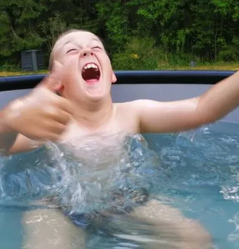 8-Jähriger sammelte selbst Geld für ein Badefass | Kirami | Warmer Feelings