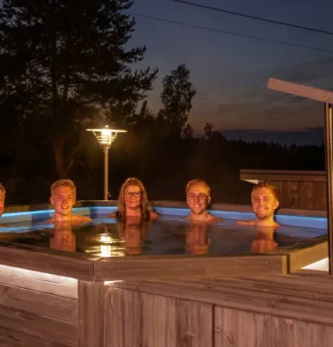 Sauna und Badefass harmonieren im Garten | Kirami