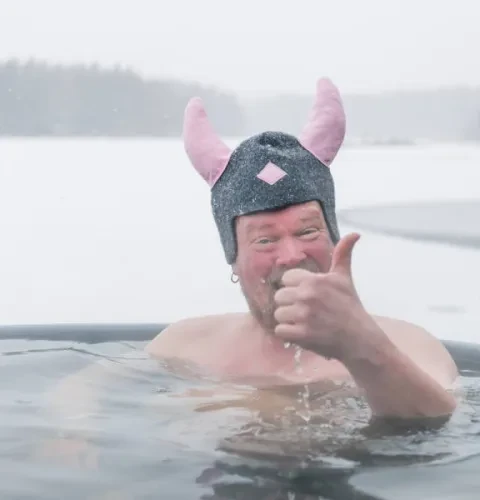 Ville Haapasalo entspannt täglich im Badefass | Kirami