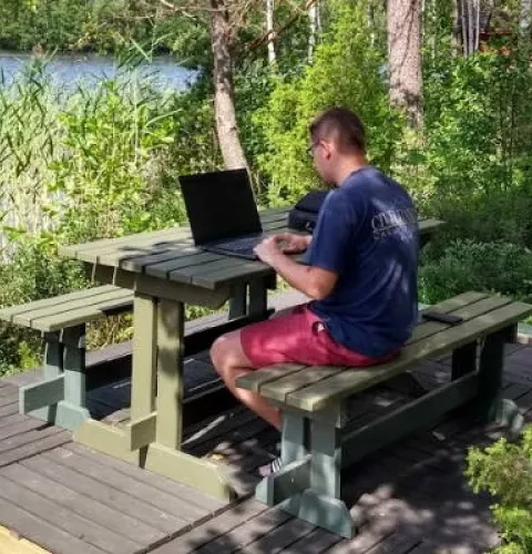 Noch mehr als das Homeoffice liebt der Blogger das "Mökki-Office" im finnischen Wald | Kirami