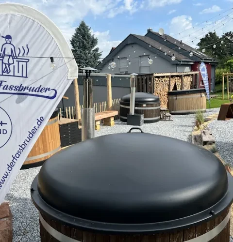 Es sind immer mehrere verschiedene Badefässer zum testen da.  | Kirami - Warmer feelings.