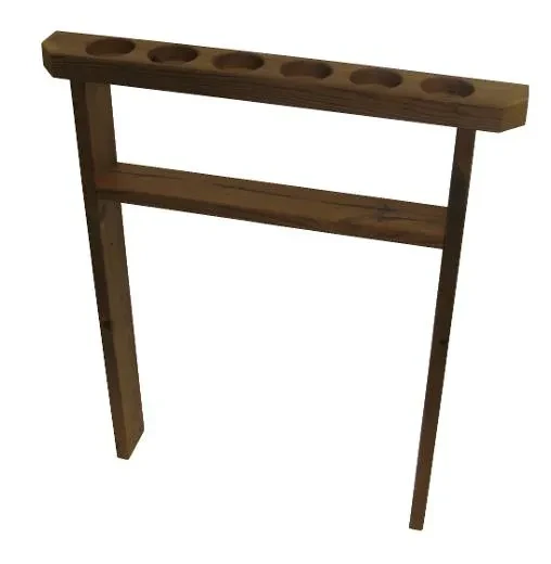 Fest installierte Getränkehalterungen für Badefässer.