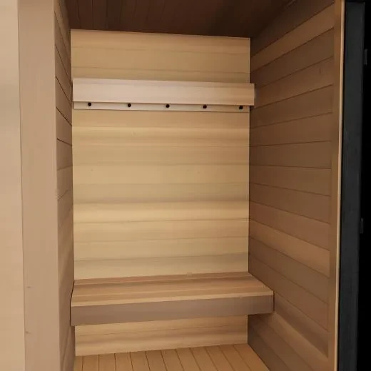 Kirami FinVision -Umkleidekabine Sitzbank und Kleiderbügel