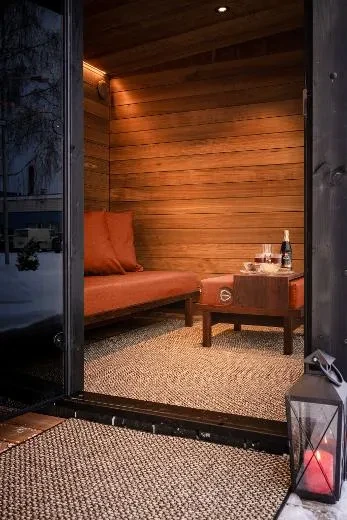 Gemütliche Momente mit dem Kirami FinVision® Sofa und den Füßen auf dem Polsterhocker