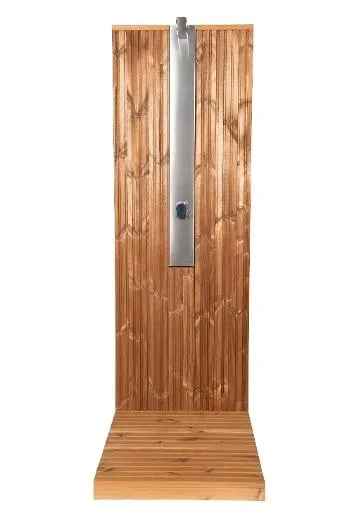 Erfrischende Duschmomente, geschützt durch die Wand der Kirami FinVision® -Außendusche