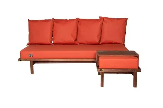 Kirami FinVision® -Sofagarnitur Misty enthält Sofa, Polsterhocker und Tablett.