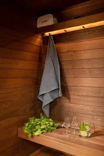 Als Zubehör für die Kirami FinVision® -Umkleidekabine ist eine maßgefertigte Sitzbank erhältlich