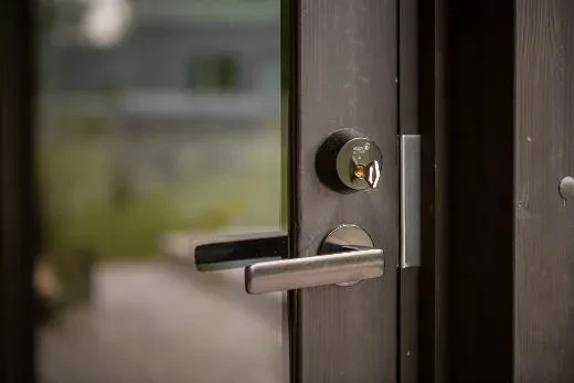 Die Tür des Umkleideraums kann abgeschlossen werden.