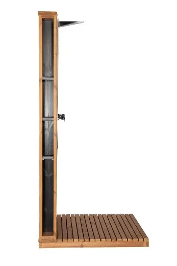 Erfrischende Duschen hinter der Wand der Kirami FinVision® -Außendusche