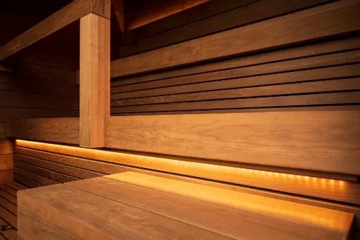 Kirami FinVision® -Sauna M Misty - die Bänke lassen sich zum Reinigen einfach hochklappen.
