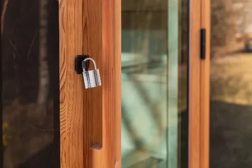 Kirami FinVision® -sauna M Zero (GlowBlack and CoralWhite)_padlock