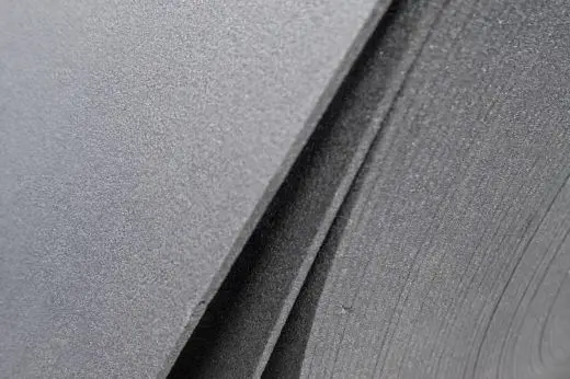 Zusatzisolierung für den Zwischenraum zwischen dem Innenbecken und den Paneelen.