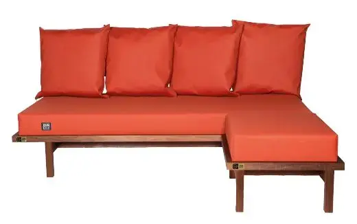 Orange Kirami FinVision® -Sofagarnitur Misty, bestehend aus Sofa, Polsterhocker und Tablett.