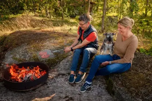 Der Roasty Boss Grill, der als Feuerstelle und Grill genutzt werden kann.