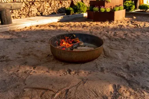 Der Roasty Boss Grill, der als Feuerstelle und Grill genutzt werden kann.