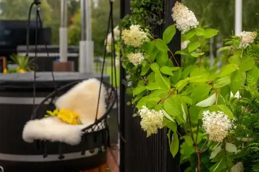 Kirami FinVision® - Pergola Misty, mit einen hübschen Sofa.